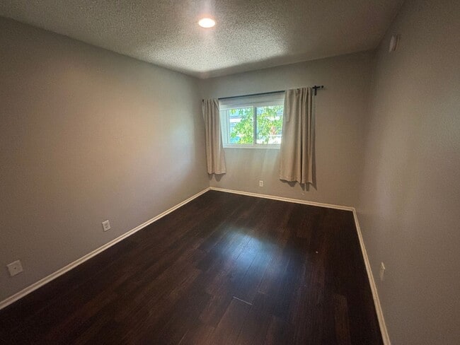 Building Photo - 3 Bedroom Townhome for Rent in Sylmar.