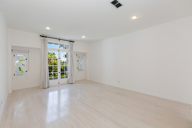 Master bedroom - 8495 Fountain Ave