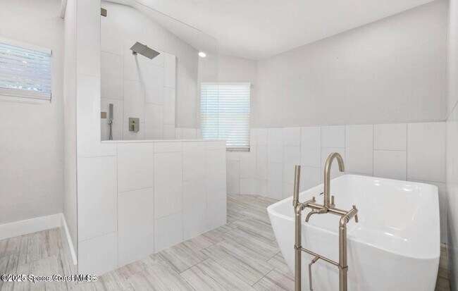 Building Photo - 6765 Angeles Rd