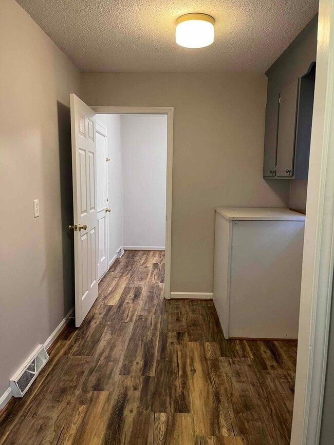 Building Photo - Caroline St. - 3BR / 2BA