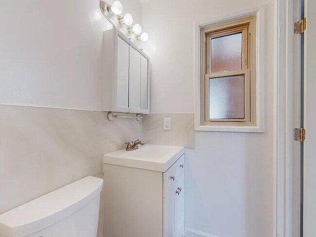 Building Photo - 1701 Hoffman Dr NE