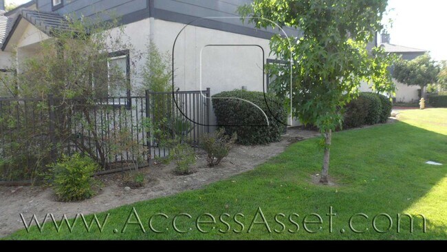 Building Photo - Gorgeous Condo in Prestigious Community With 2 Bed/2 Baths In Redlands!