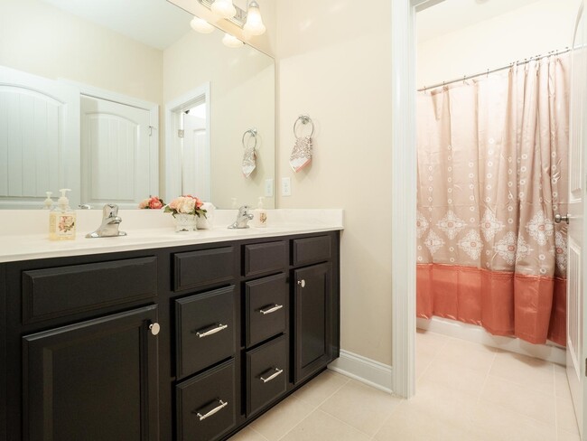 Building Photo - Gorgeous Luxury 3 Bedroom 2.5 Bath Townhom...