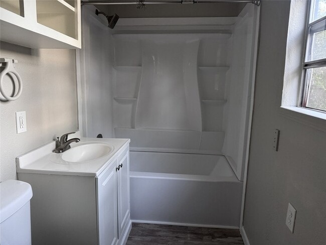 Building Photo - 600 St Lawrence River Rd