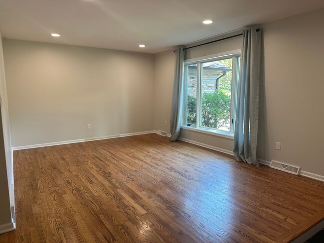 Building Photo - Large 4 bedroom ranch in Forest Hills