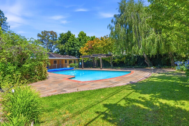 Building Photo - 1825 White Oak Dr