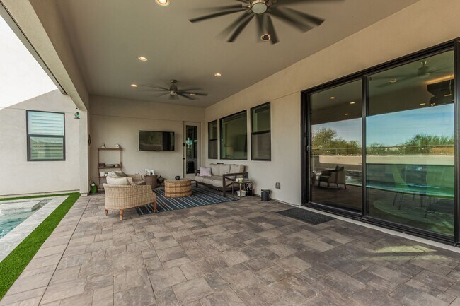Building Photo - Luxury at Vistal
