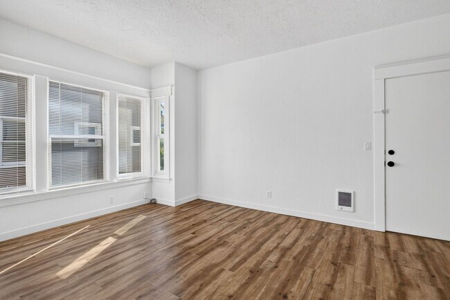 Building Photo - 5114 N Williams Ave