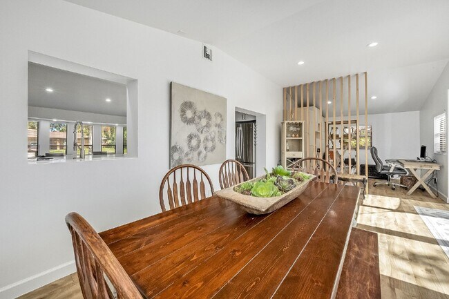 Building Photo - Beautiful pool home in Lockmar Estates
