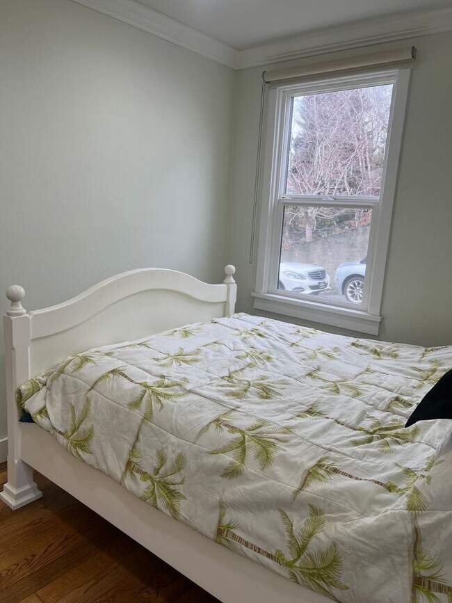 Building Photo - Renton 2 bedroom 1 bath home available now!