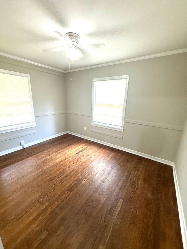 Building Photo - ** 3 bed 1 bath located in Forest Hills **...