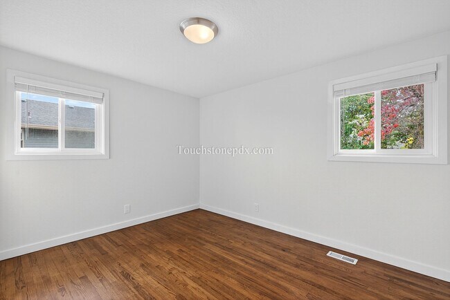 Building Photo - Tranquil West Linn Living Near Parks and S...
