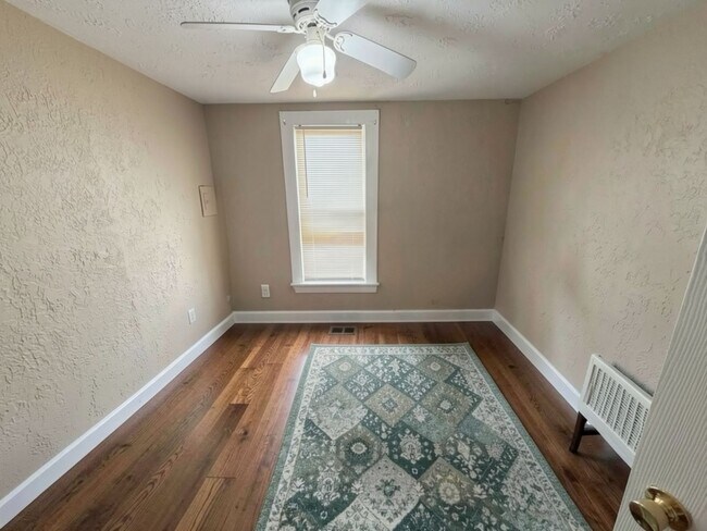 Building Photo - 3bed/1bath Home Available Just Steps Away From Norman's Campus Corner!!