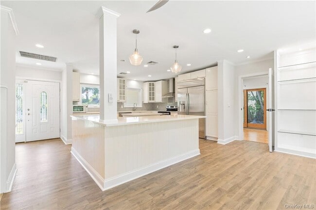 Building Photo - 17 Soundview Ave