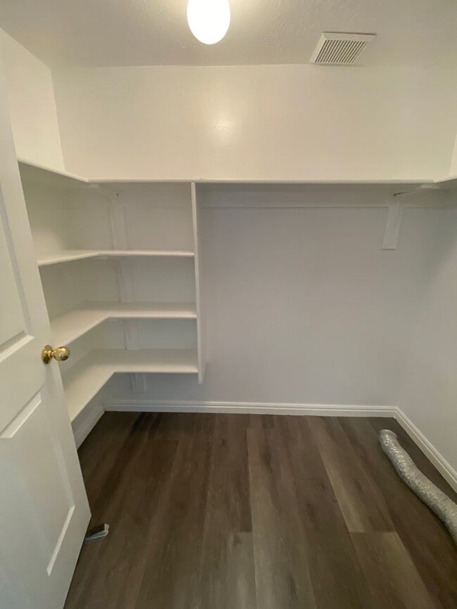 Building Photo - 1556 Talon Dr