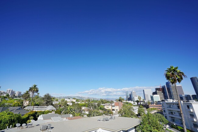 Building Photo - Sunlight Galore 2 Bed / 3Bath + Loft + Sundeck Condo in Westwood!