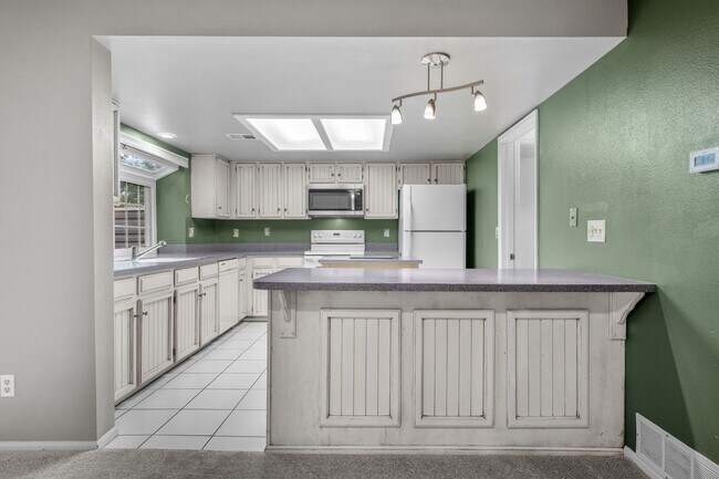 Building Photo - 2 Bed 2 Bath  in Heather Ridge