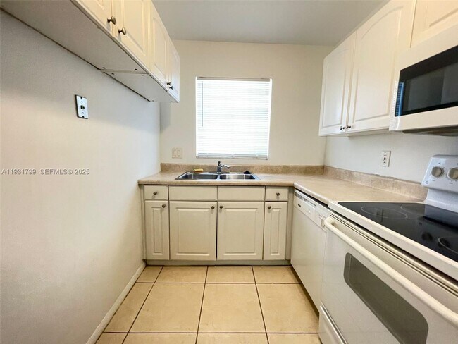 Building Photo - 4951 Wedgewood Way