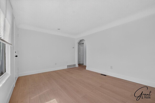 Building Photo - 3 Bedroom - 1 Bath - Warrendale - $1450