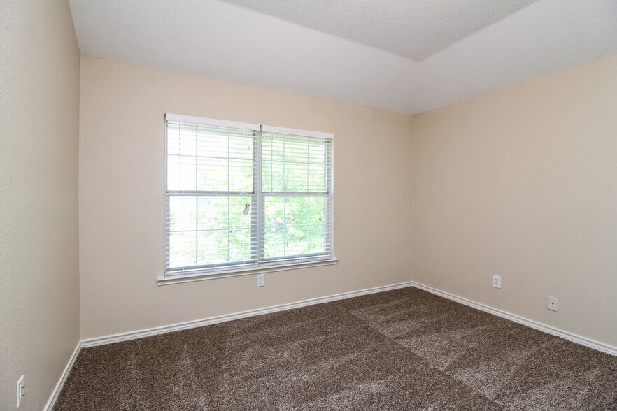 Building Photo - 2520 Buck Dr