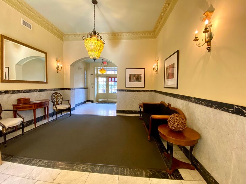 Building Photo - 2902 Porter St NW