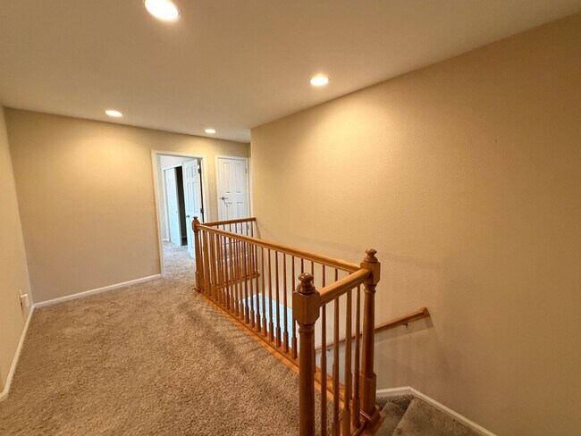 Building Photo - Bright Open-Concept Condo with 1-Car Garage in Prime Commuter Location