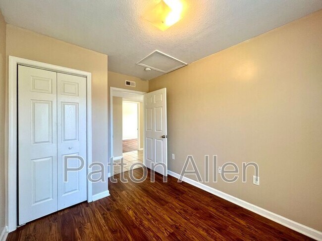 Building Photo - 8 Zell Ln