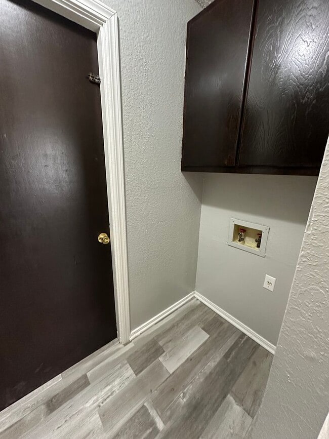 Building Photo - Nice 3bed, 1 1/2 bath. 2 car garage