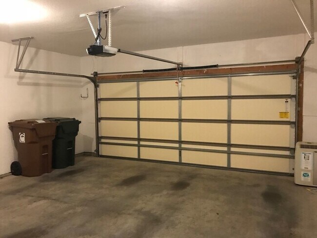 Building Photo - NW Brick Townhome, Granite Counter-Tops, W...