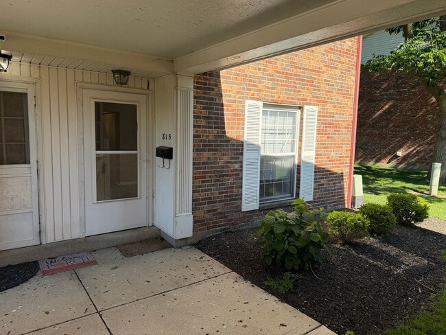 Building Photo - 815 Clareridge Ln