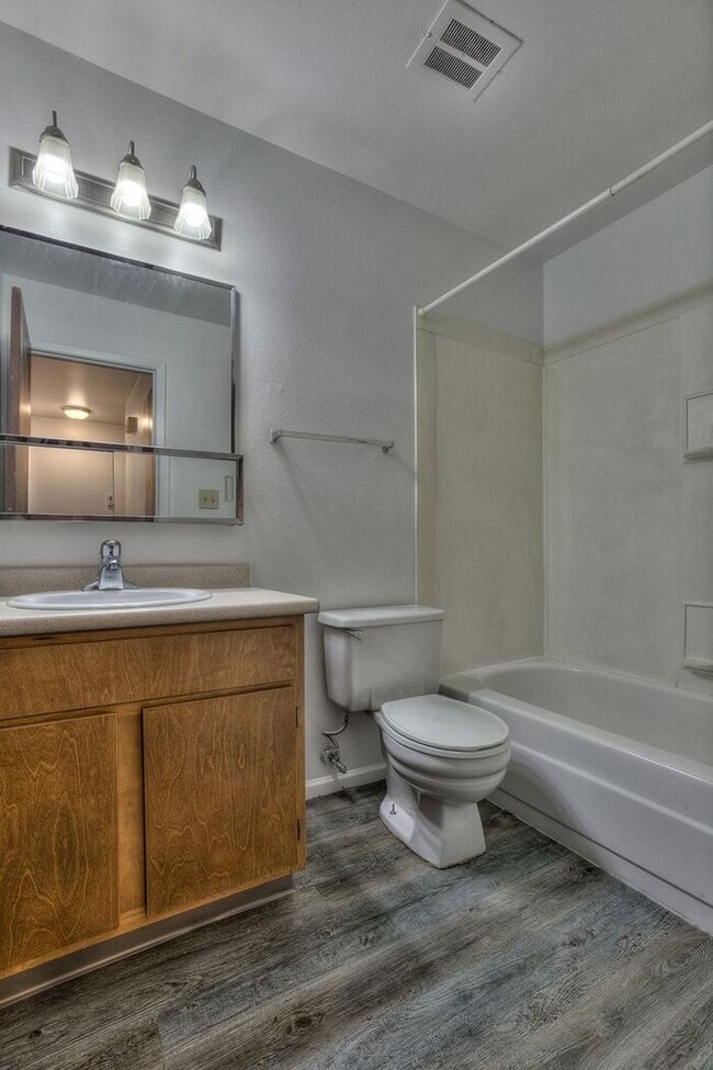 Building Photo - Spacious 2bd, 1ba Apartment