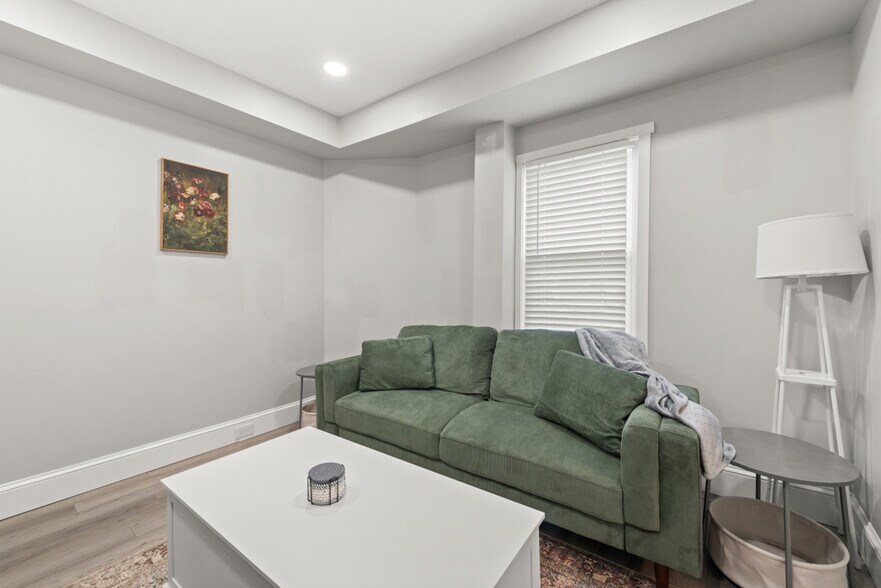 Building Photo - 1326 W 69th St