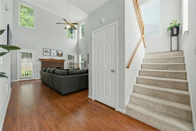 Building Photo - 983 Aspen Dr