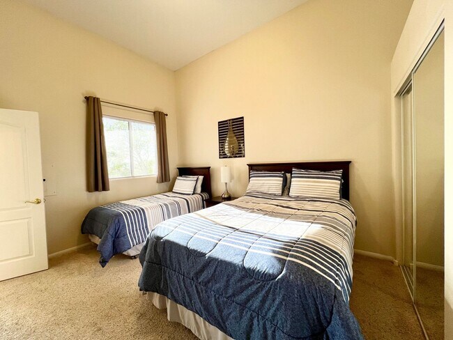 Building Photo - CHARMING FURNISHED OR UNFURNISHED  2BD/2BA CONDO IN HENDERSON! W/ COMMUNITY POOL