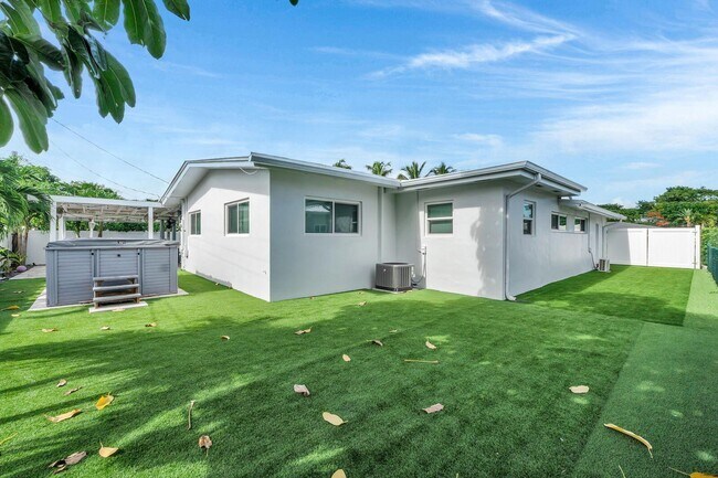 Building Photo - 530 NE 17th St