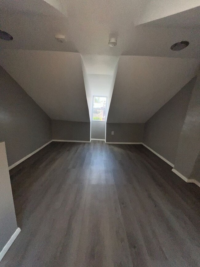 Building Photo - 3 Bedroom, 1 Bath Home Available For Rent
