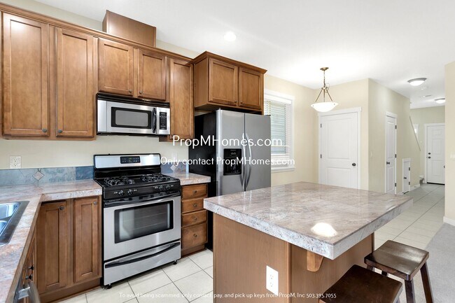 Building Photo - Spacious Three-Bedroom Condo Awaits in Des...