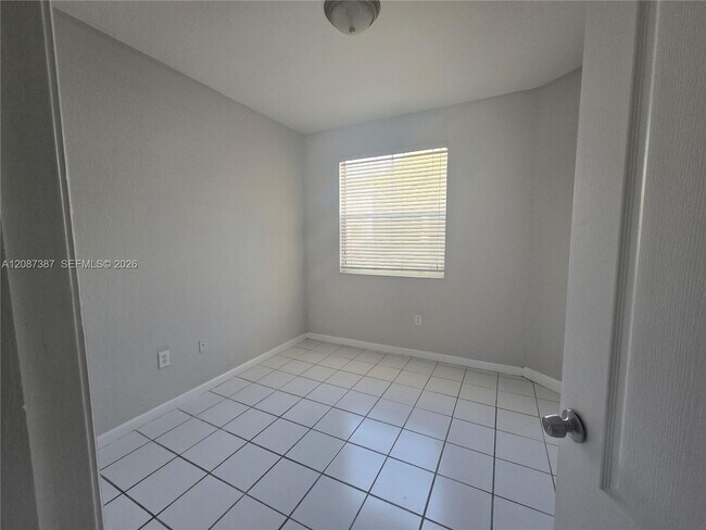Building Photo - 1666 SE 27th Ct