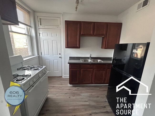 Primary Photo - 2004 W Jarvis Ave