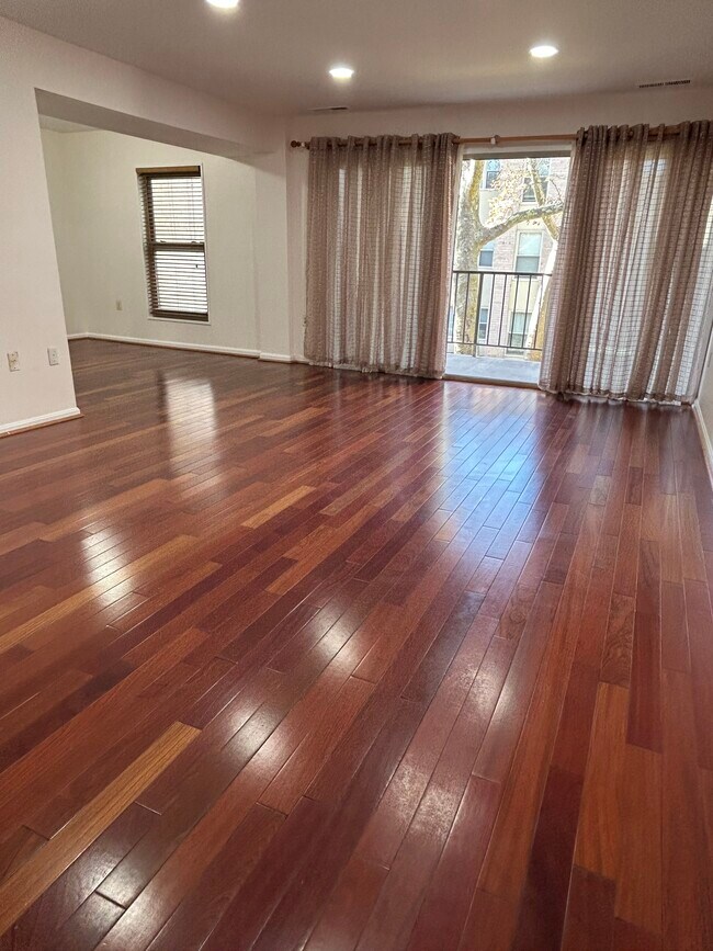 Building Photo - 14 Canterbury Sq