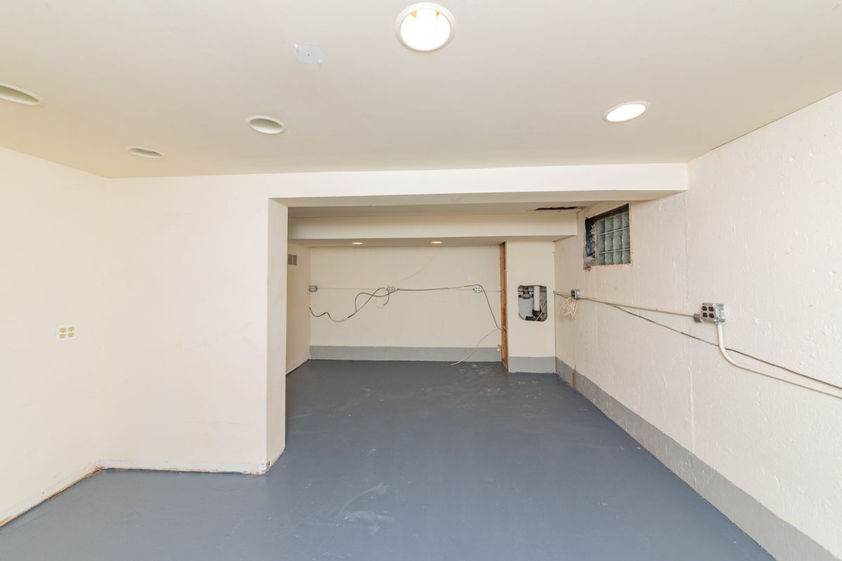 Building Photo - 820 N Milwaukee Ave