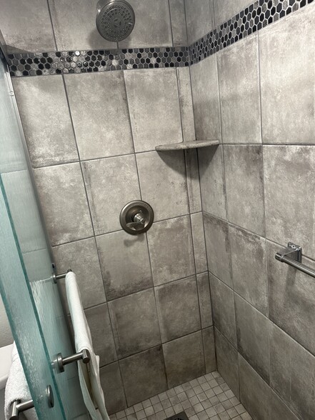 Walk in shower by bedrooms - 7101 Ridgewood Ave