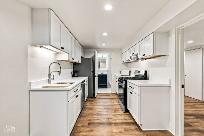 Building Photo - 560 W Arlington Pl