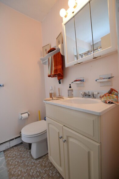 Building Photo - 152 Kelton St