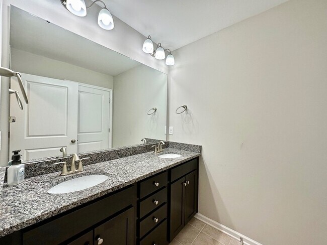Building Photo - Beautiful 4 bedroom, 3 bath townhome end u...
