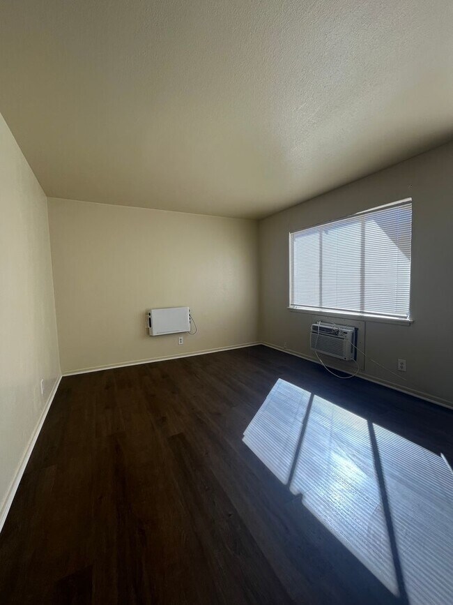 Building Photo - 770