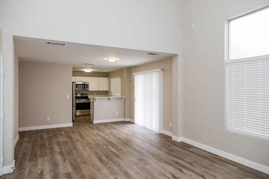 Building Photo - 2446 Cliffwood Dr