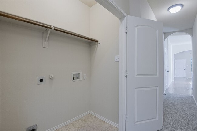 Building Photo - Available Now! Nice 3 Bedroom Townhouse lo...