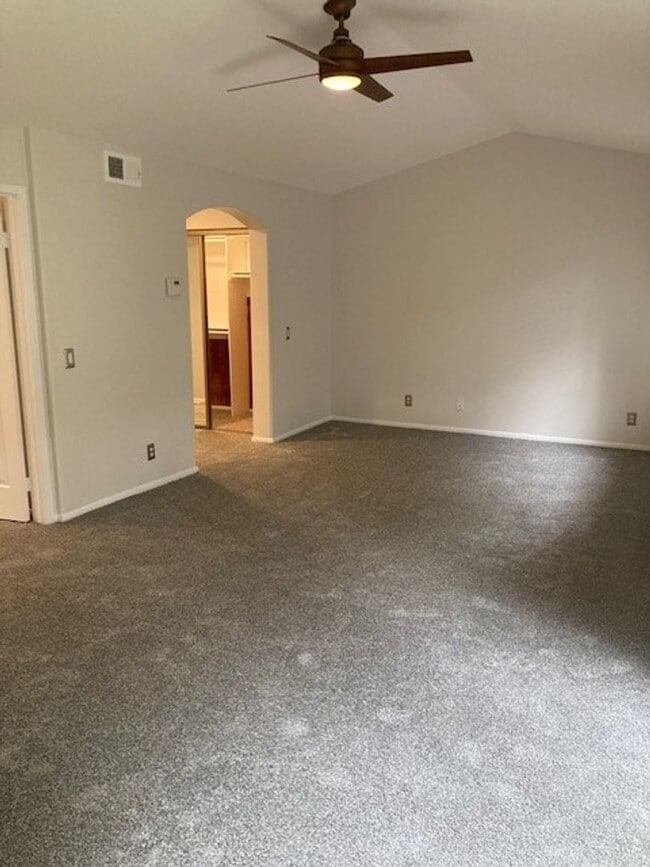 Building Photo - 3 Bedroom 3 Bath Home Located in the gated...