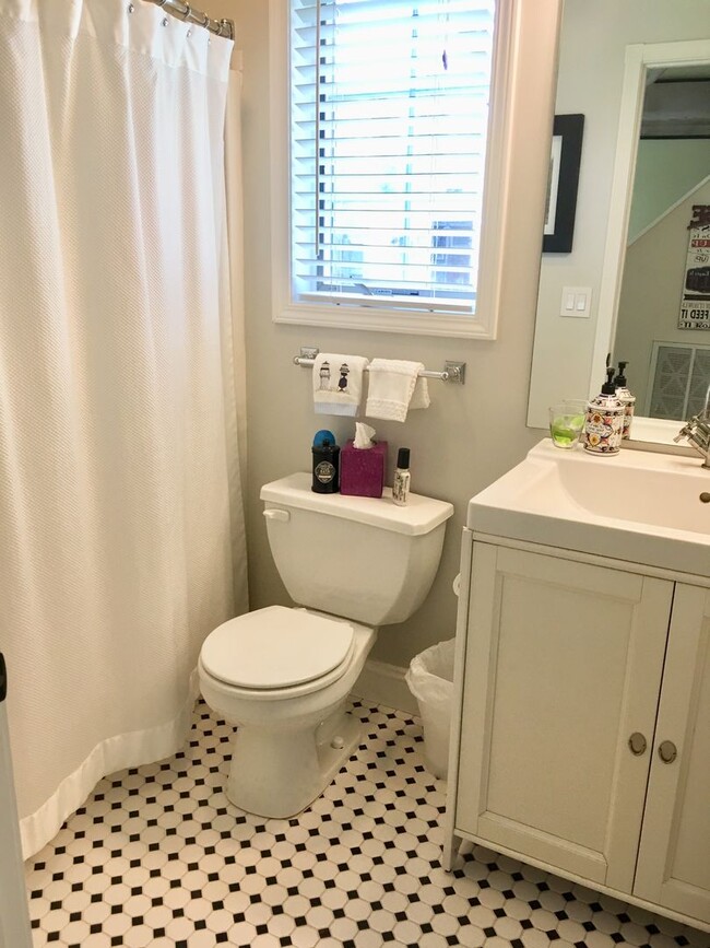 Building Photo - Home on East Bay – Impeccably Furnished Of...